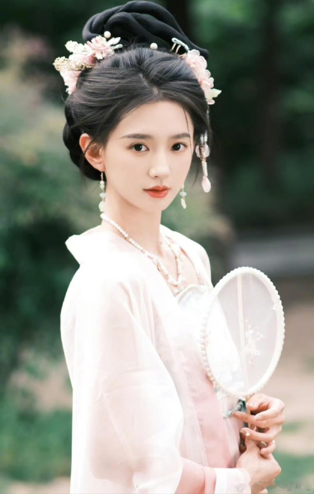 #于正报警#不是，当事人都没着急，于正还绷不住了，人家女艺人又不是没有嘴，每次签