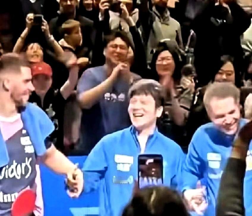 樊振东突然笑到弯腰——德国队友把球拍塞进口西裤口袋，转身对他挤眉弄眼。
欧冠更衣