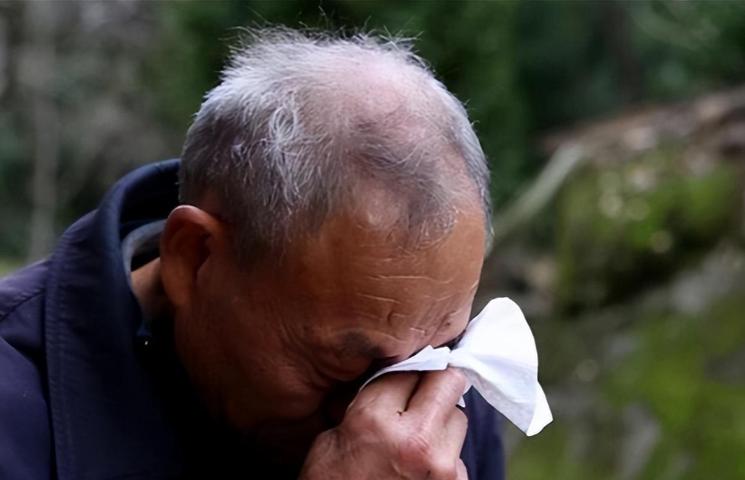 爷爷得知20岁孙女偷领结婚证后落泪！

河南禹州一名20岁女孩瞒着家人与男友偷领