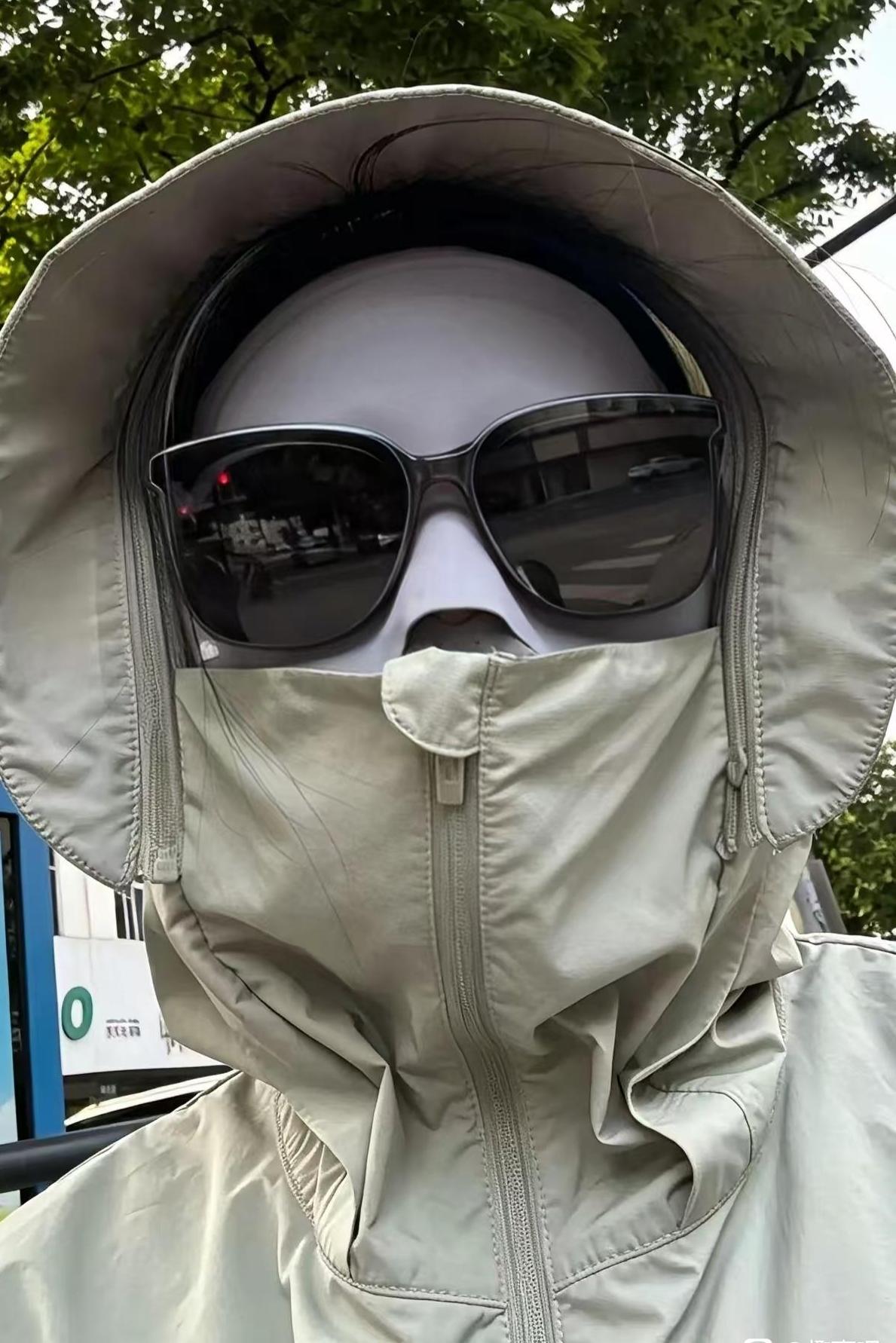 现在女生防晒已经卷成这样了？
 
今年夏天出门我彻底看呆了，街上好多女生全副武装