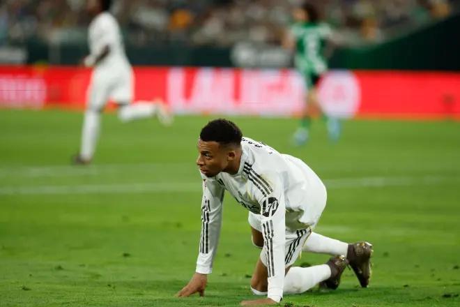 在对贝蒂斯一战，姆巴佩在第81分钟主动要求退场，原因是左腿腘绳肌肌肉超负荷。值得