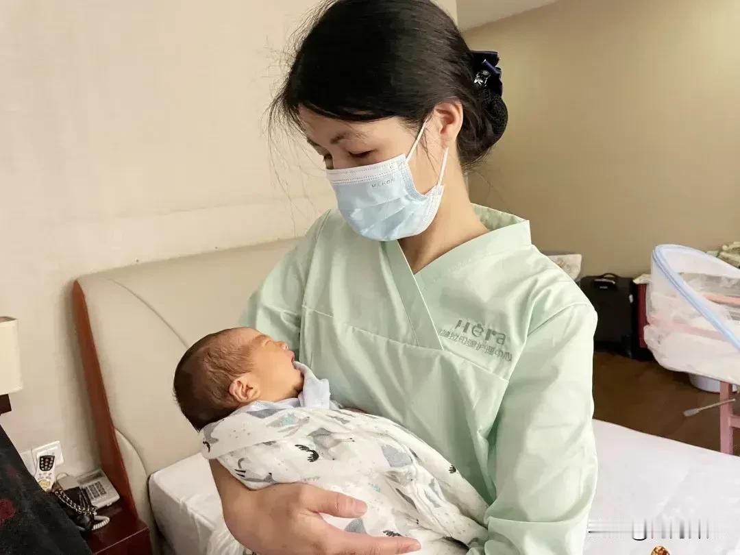 曾经白领的妻子，只因二胎在家照顾孩子五年，就因此丟失了原来的工作，为了家庭支出决