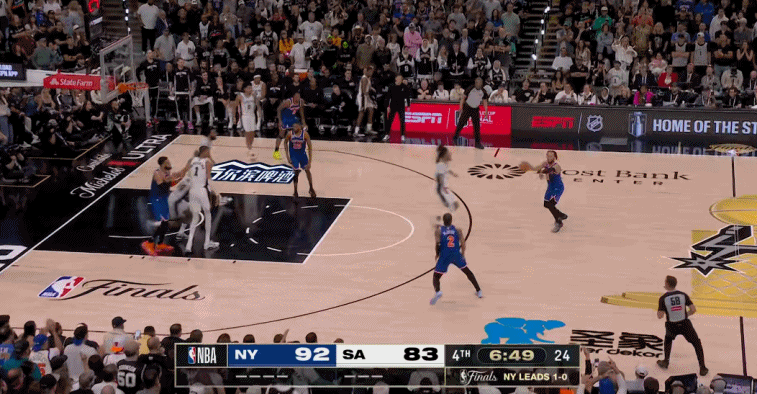 哈特五犯下去之后，换上来的小麦投进三分，这太让马刺绝望了。NBA