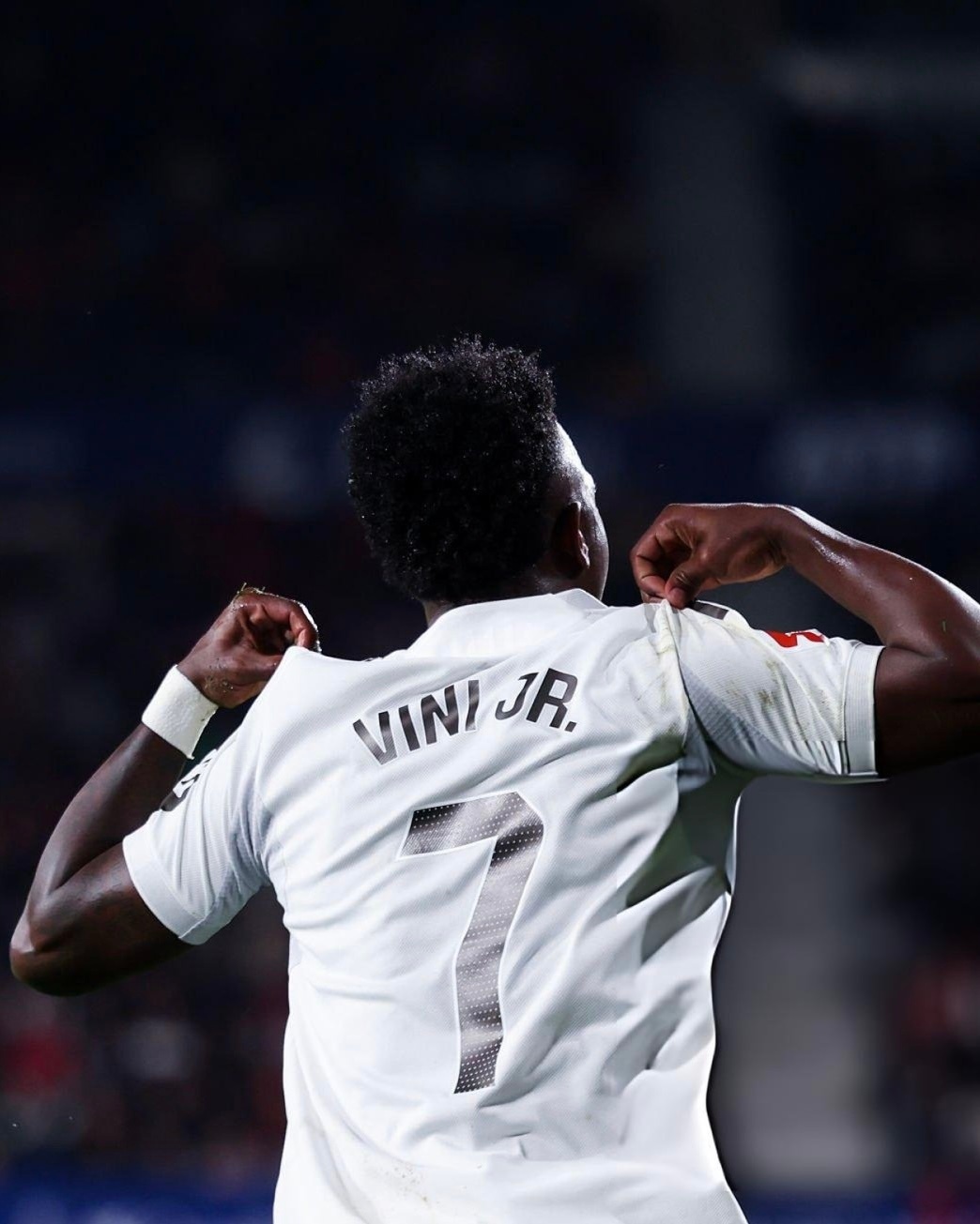 TA：西甲联赛正在调查奥萨苏纳球迷针对威尼修斯的辱骂行为，他们高喊：“威尼修斯，