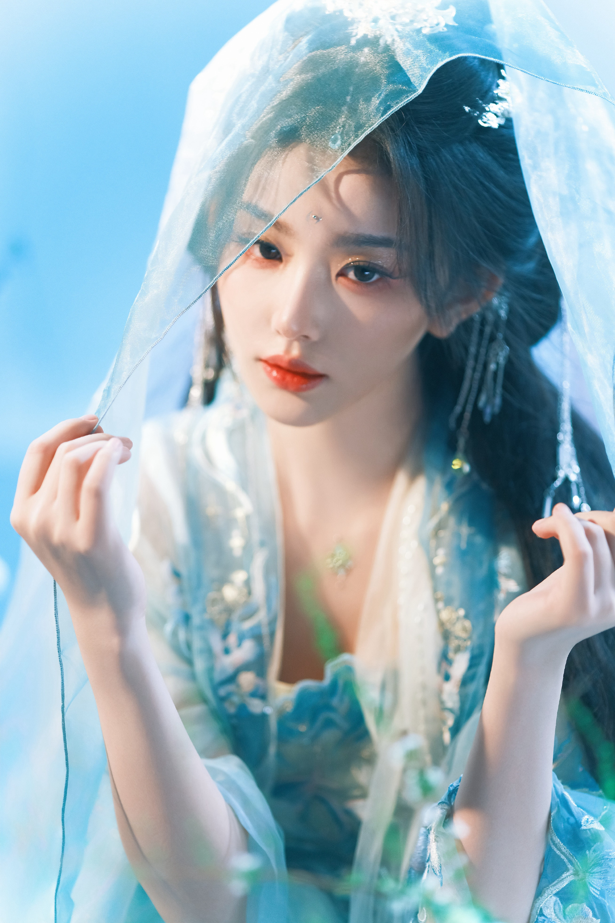 仙侠文都给孔雪儿递本吧 孔雪儿这组太贴仙侠味！慕雪薇揭面纱像玉面观音，浑身裹着琉