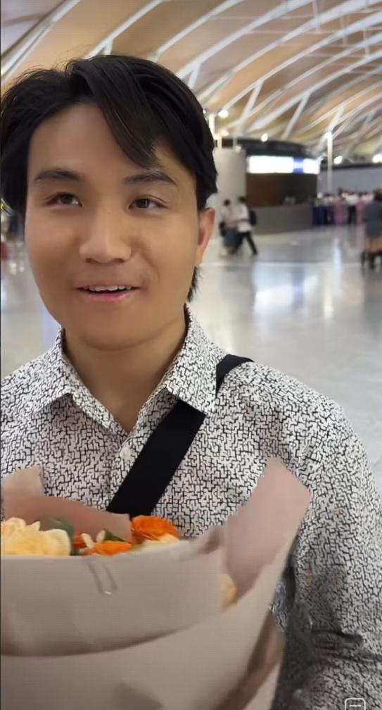 苏牙子又回中国了，今天五点多下的飞机，他哥哥去机场接了他，现在应该已经到了江西老