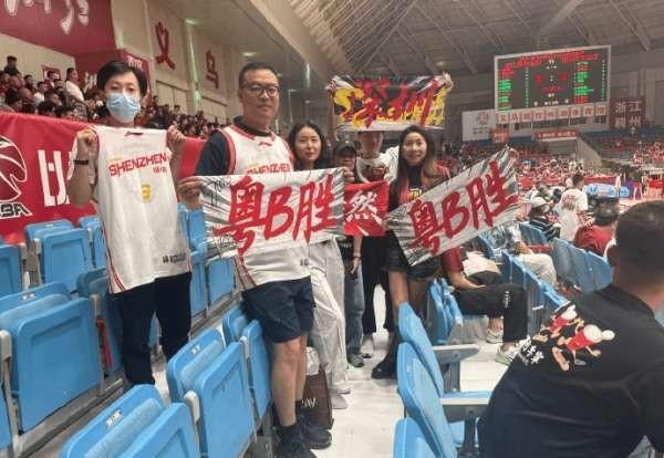 深圳男篮2-0淘汰浙江晋级四强，赛后讨论焦点却集中在一条客队球迷的横幅上，那条写
