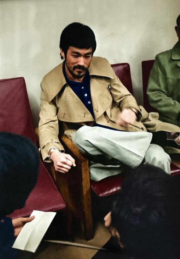 李小龙洽谈电影项目时期的室内座谈场景。
李小龙当时留着胡子，准备自导自演一部电影