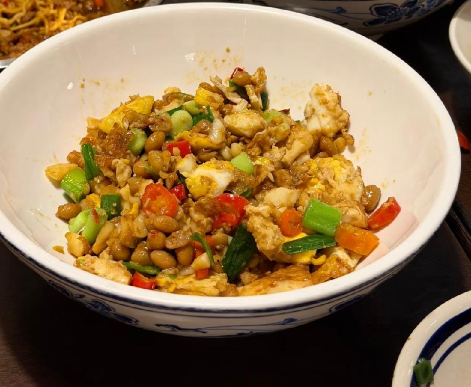 打卡聊城“王嗲的土湘菜馆”，这顿饭吃得真是让人满意呀！五个人点了八个菜，米饭还免