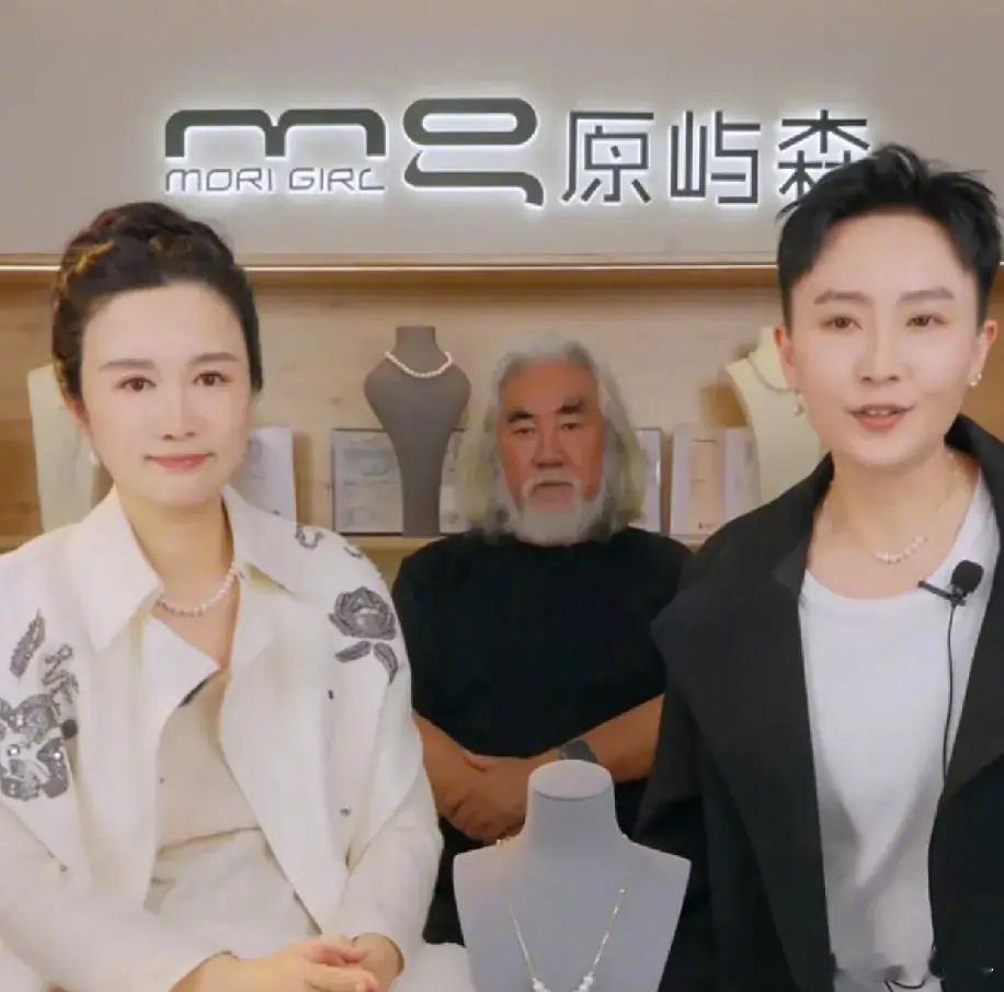 #张纪中杜星霖直播带货#  杜星霖才生完孩子没多久，月子都还没坐完就出来直播带货