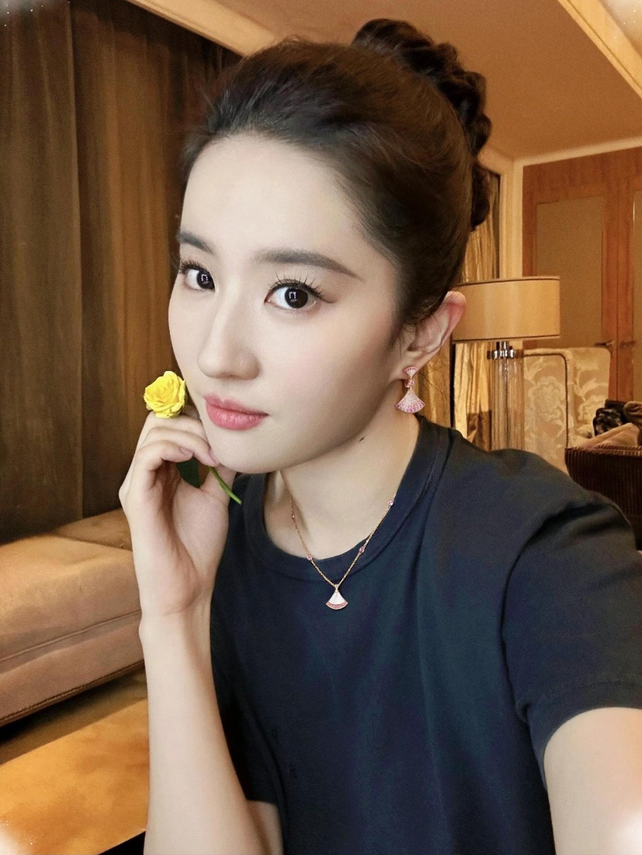 刘亦菲戴宝格丽耳环太美了