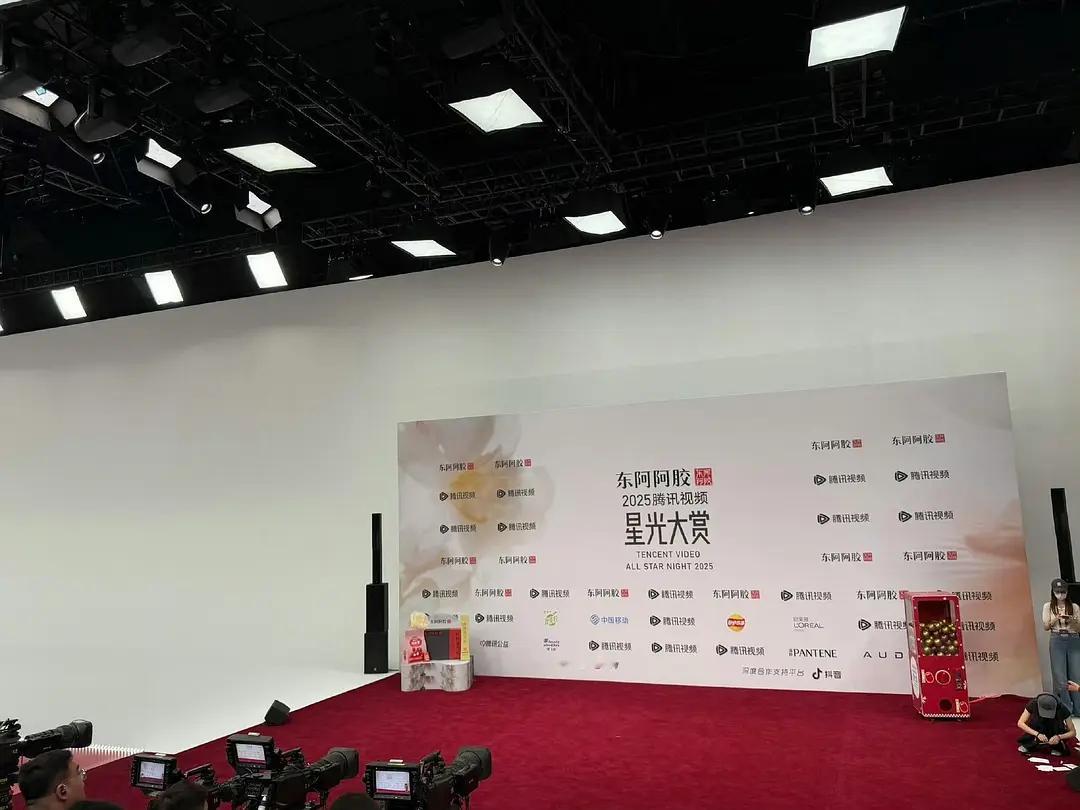 星光大赏的布置是这样的吗？？？这么寒酸 