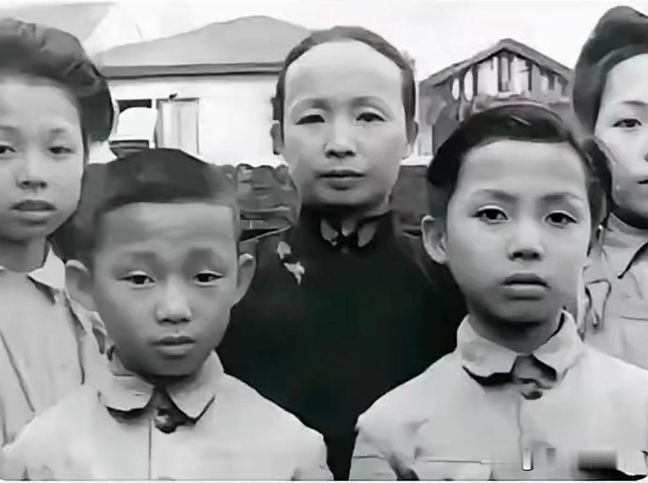 黑白老照片记录下谢晋元将军殉国后，其妻凌维诚与四名子女于上海的影像。画面中，凌维