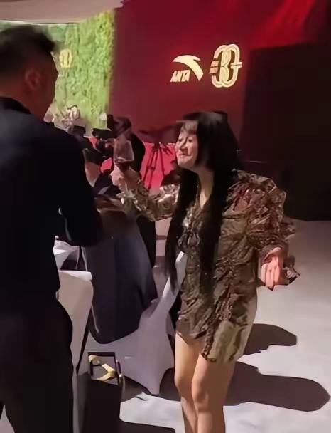 谁拍的冉莹颖，拍的那么丑，让人忍俊不禁？
估计冉莹颖见了，会哭晕在厕所不可。