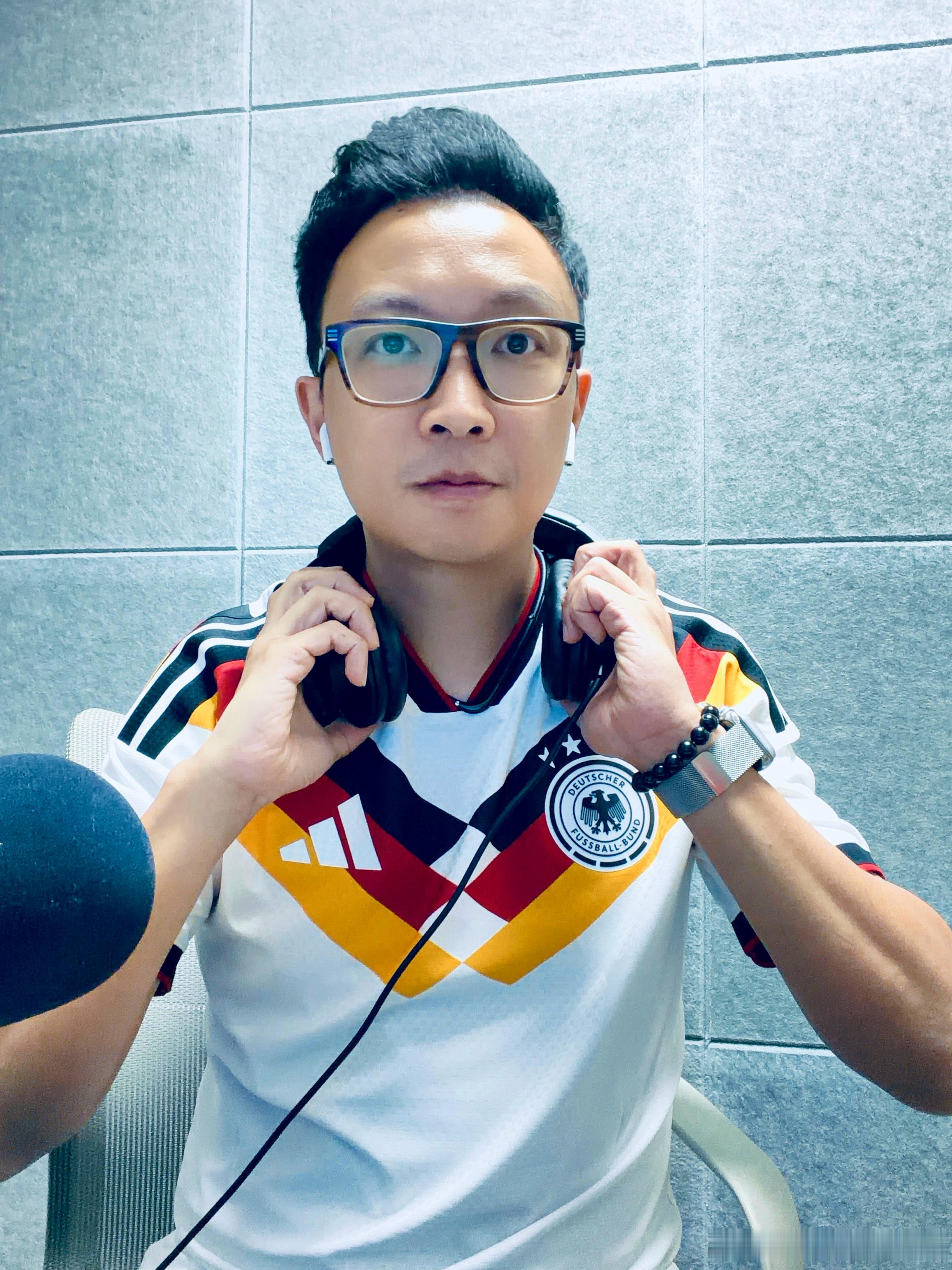 那抹黄红黑，从90世界杯开始就迷上。失望了两届，但我还是支持德国队。2026年F