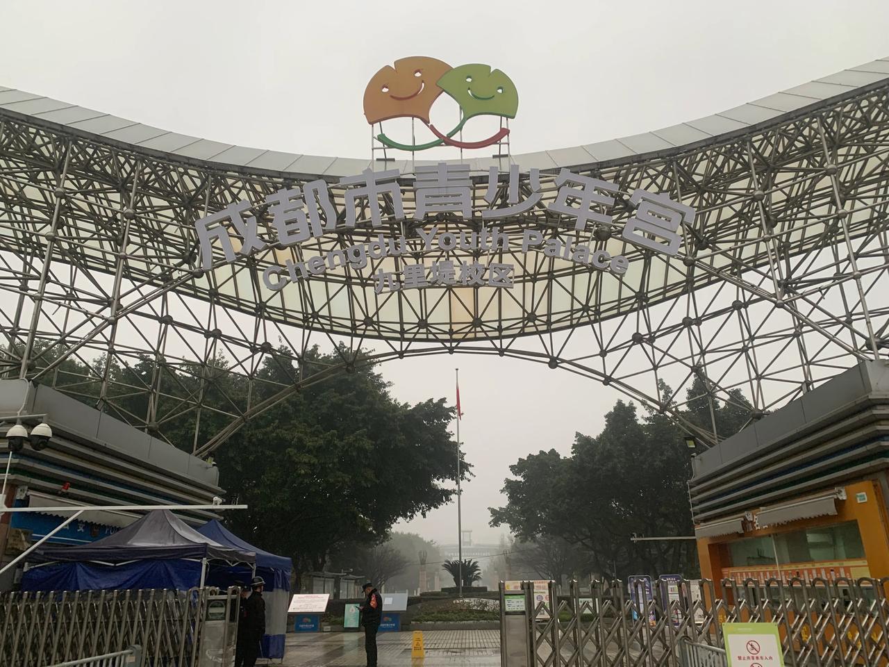 今天早上成都下着小雨，我按惯例打着雨伞出去喝茶。走在成都青少年宫附近，突发想法，