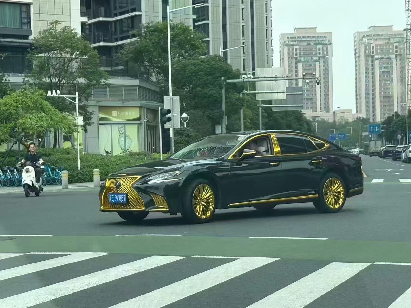 大半夜的吓吓你们……这台雷克萨斯LS看着是不是很不吉利…… 
