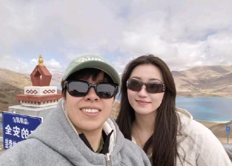 王艺迪在布达拉宫吸氧，体能再好也得喘口气，高原不讲面子只讲血氧。

那张照片里她
