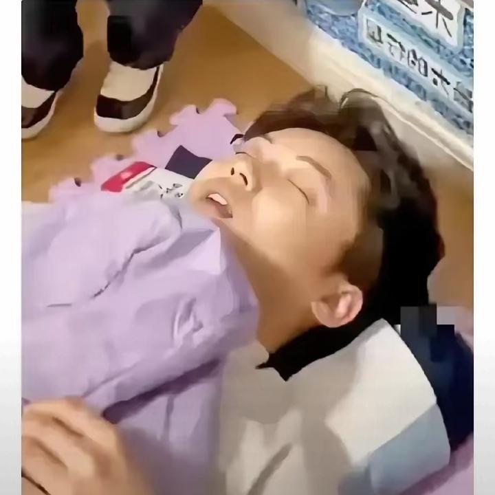 西安幼儿园陈老师午休把闹钟摁掉睡死过去，一群小不点围成半圆蹲床边，小手轮流拍他胳