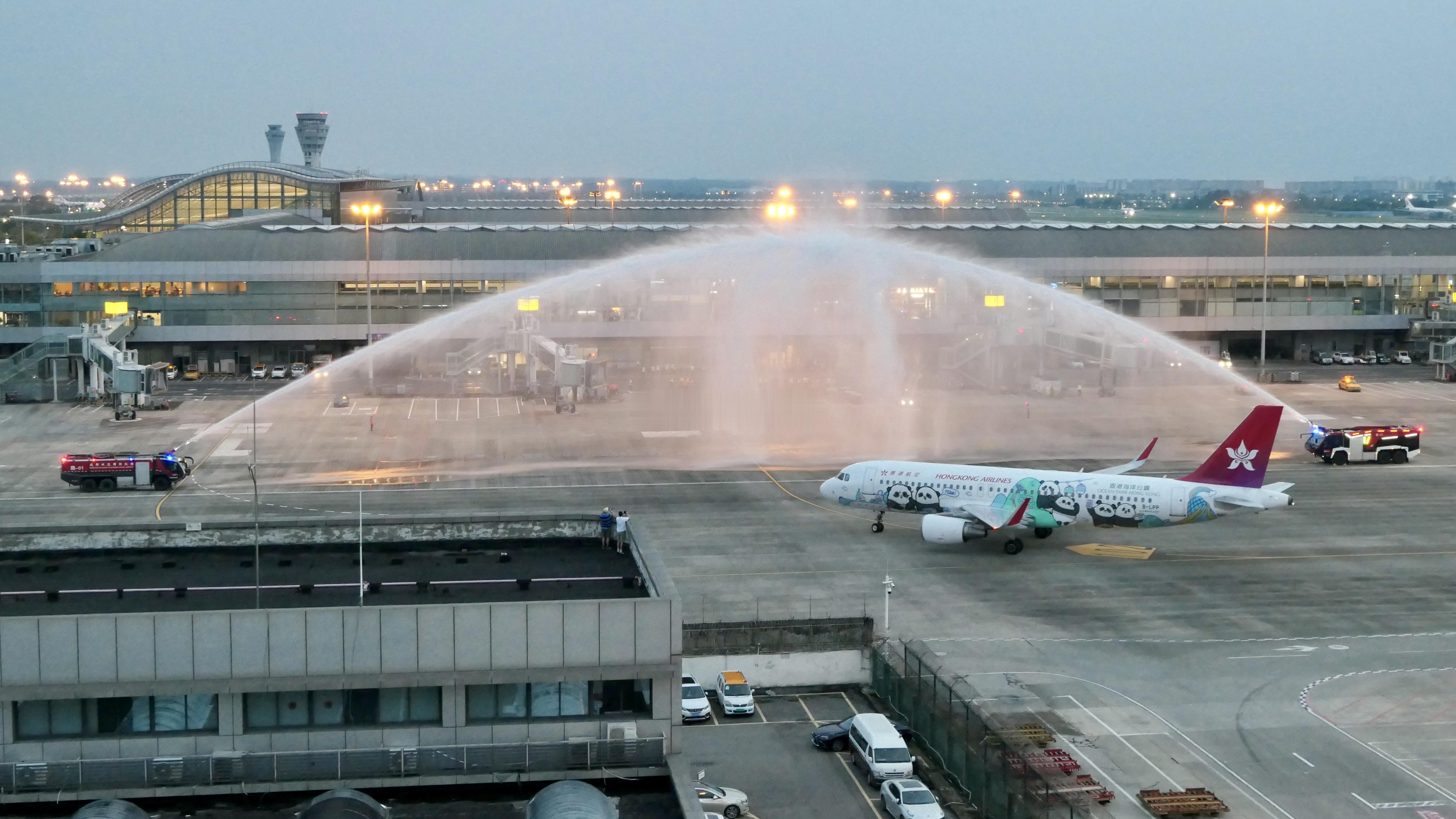 涛说涛话香港航空HX452航班抵达成都双流国际机场，停靠102停机位双流机场也使