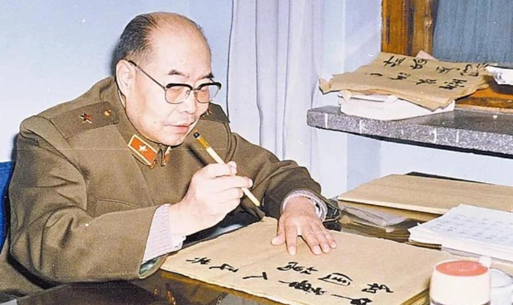 1614位开国将帅如今只剩一人！102岁高龄的他，曾被美军炸弹活埋38小时，连棺