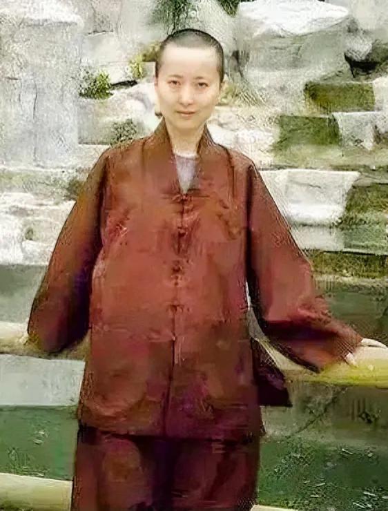 2007年，陈晓旭出家成为了一名佛门弟子。在她的生命中，这是一个非常重要的转折点