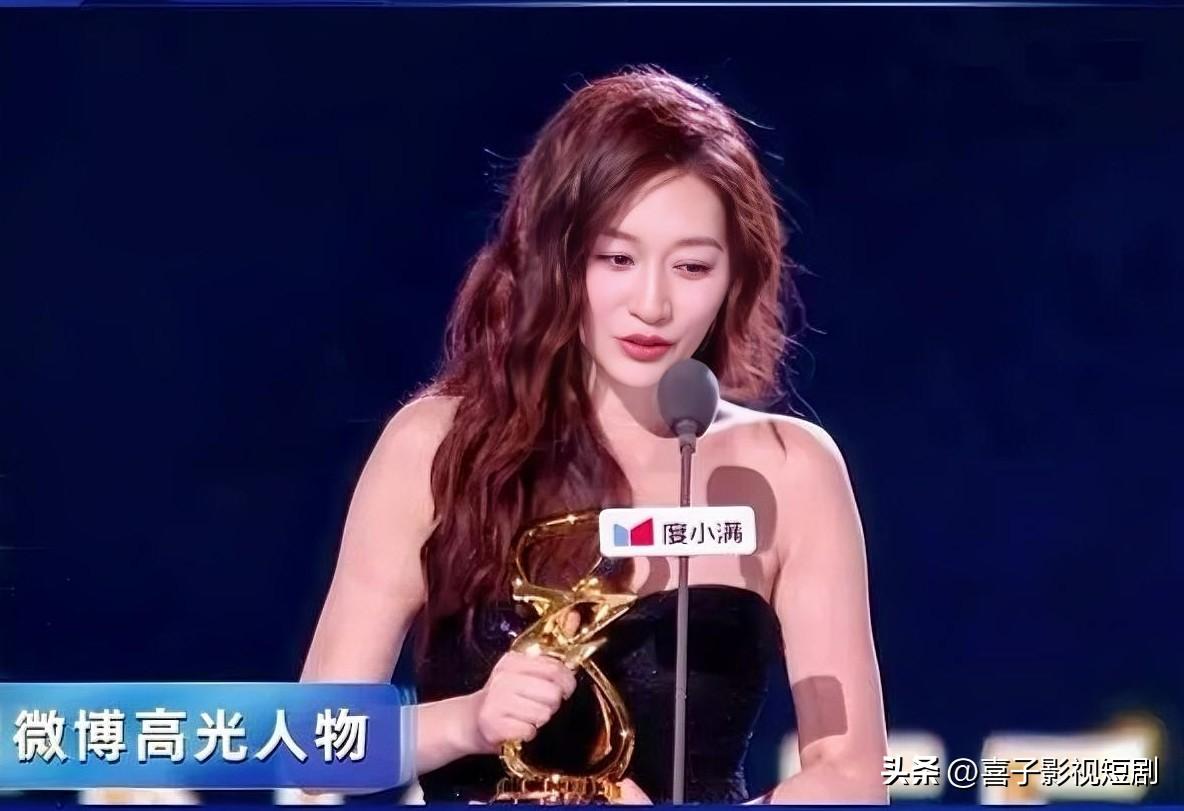 《乘风2026》总决赛颁奖夜的追光落在李小冉身上时，台下的喝彩浪掀翻了演播厅的顶