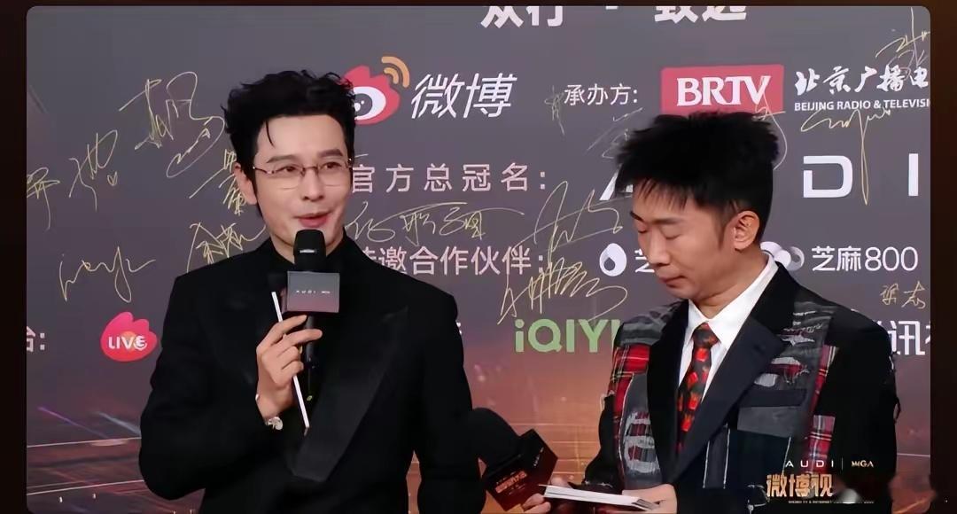 微博视界大会，黄晓明太尴尬了，他代表《造城者》走红毯，却被主持人哪壶不开提哪壶。