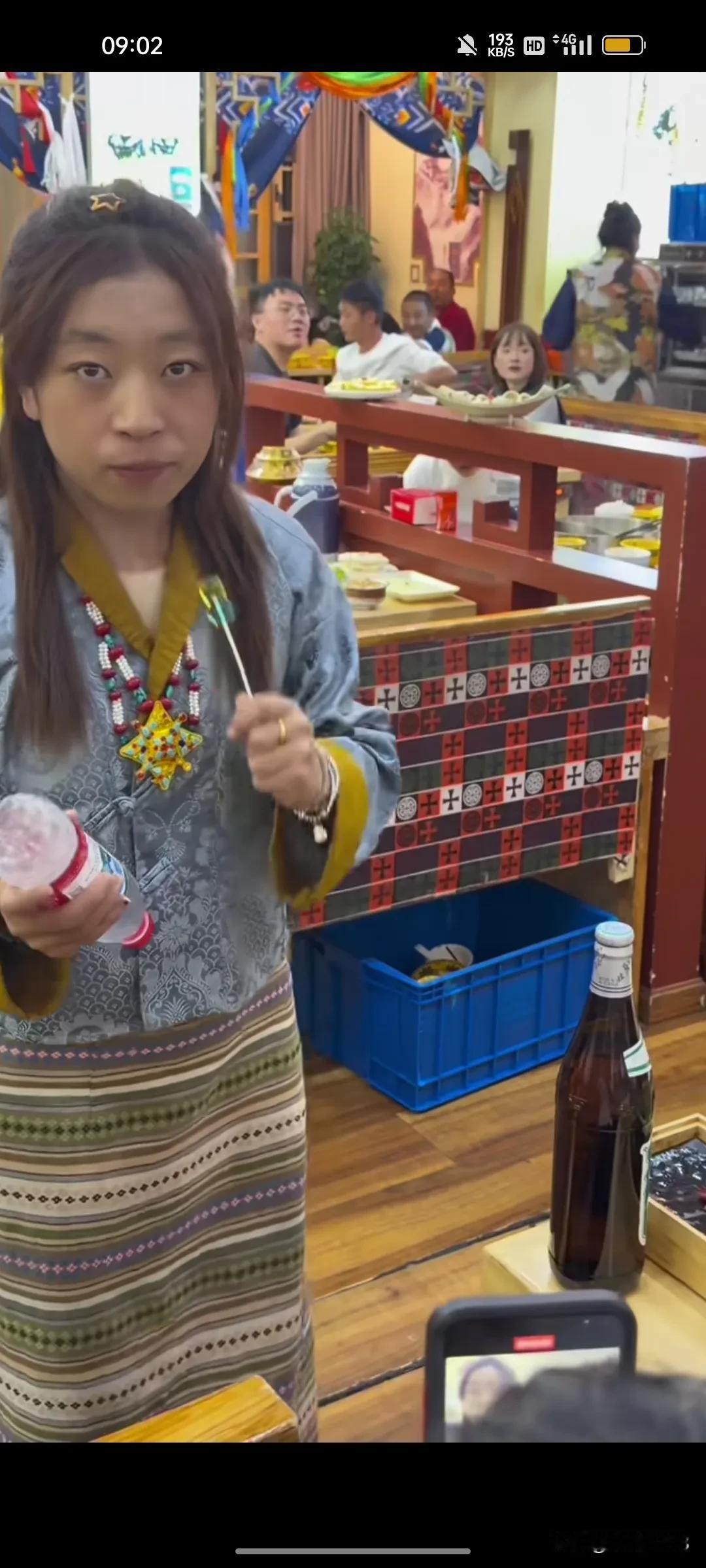 流程姐 终于看到真人了
捏一把，不是假的玩偶
不是布娃娃
还会叫
多喊几嗓子，