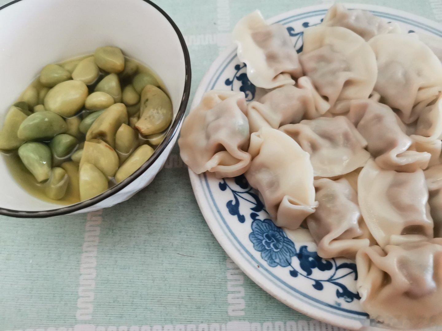 #冬至# 吃饺子。饺子是我国人民喜爱的传统食品，相传是由医圣#张仲景# 发明的。
