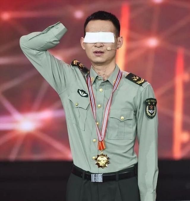 网上有人给杜富国算了笔账：月津贴3万2，国家分了180平的房子，水电燃气全免。这