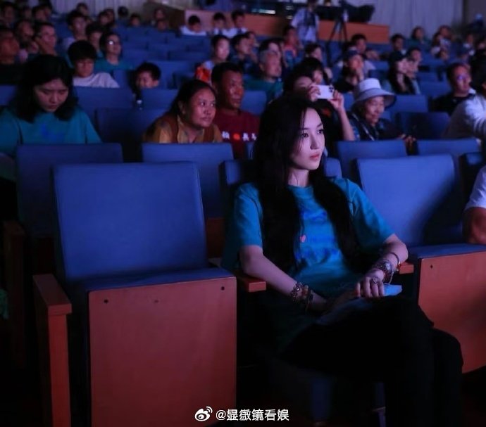 李嫣近照李嫣长成大姑娘了 李亚鹏和王菲的女儿李嫣放暑假参加嫣然天使的活动，已经是