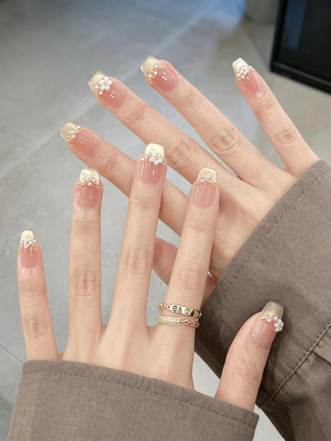 指尖上的春天！好高级的香槟法式🌸花美甲。美甲 穿戴甲 法式美甲 猫眼美甲