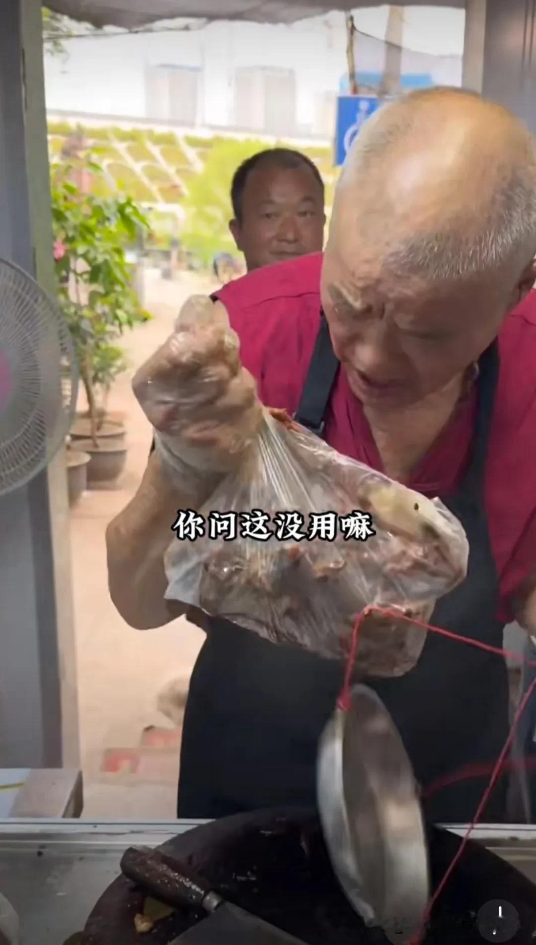 不准问价的网红卤菜店闭店了！先是有人举报，老板不得已贴出了价目表；后因食材放地上