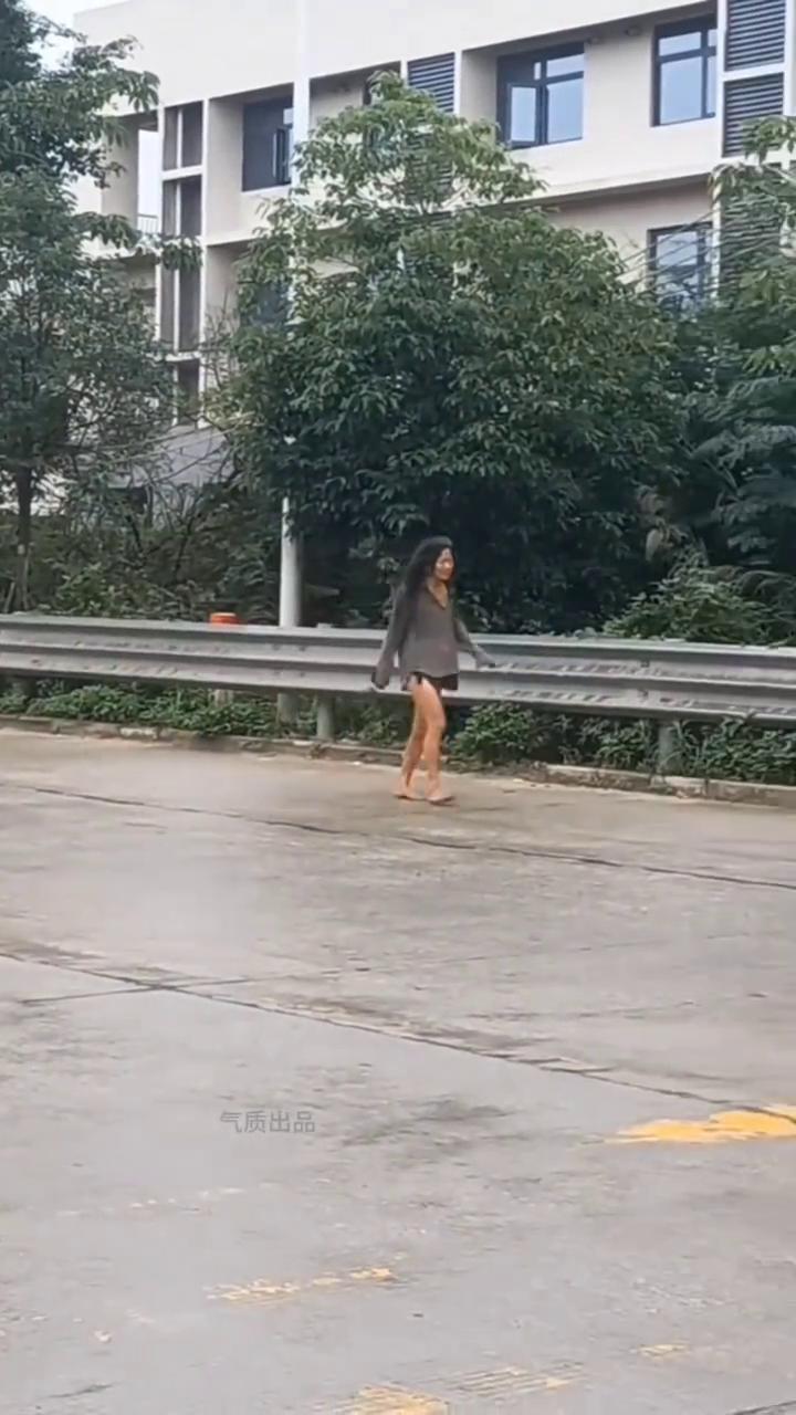 谁能看清我心里有多苦，谁在乎明天我身在何处。这一条路究竟有多残酷，有太多无奈有太