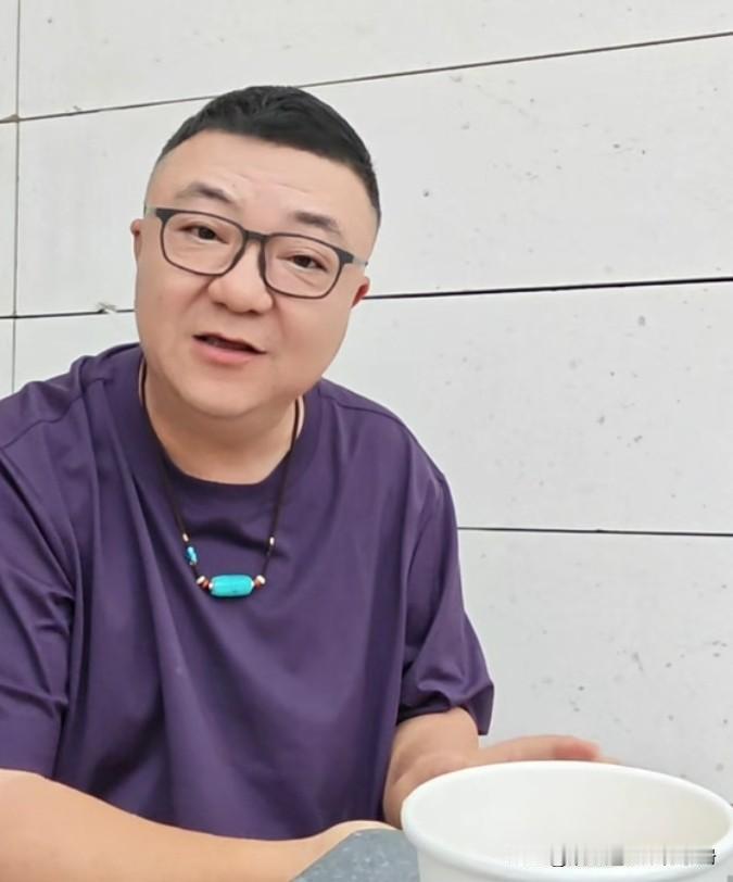 董路要亮剑了，法务出手告盗播。
直播间董路郑重其事分宣布，对于盗播他们比赛的事情