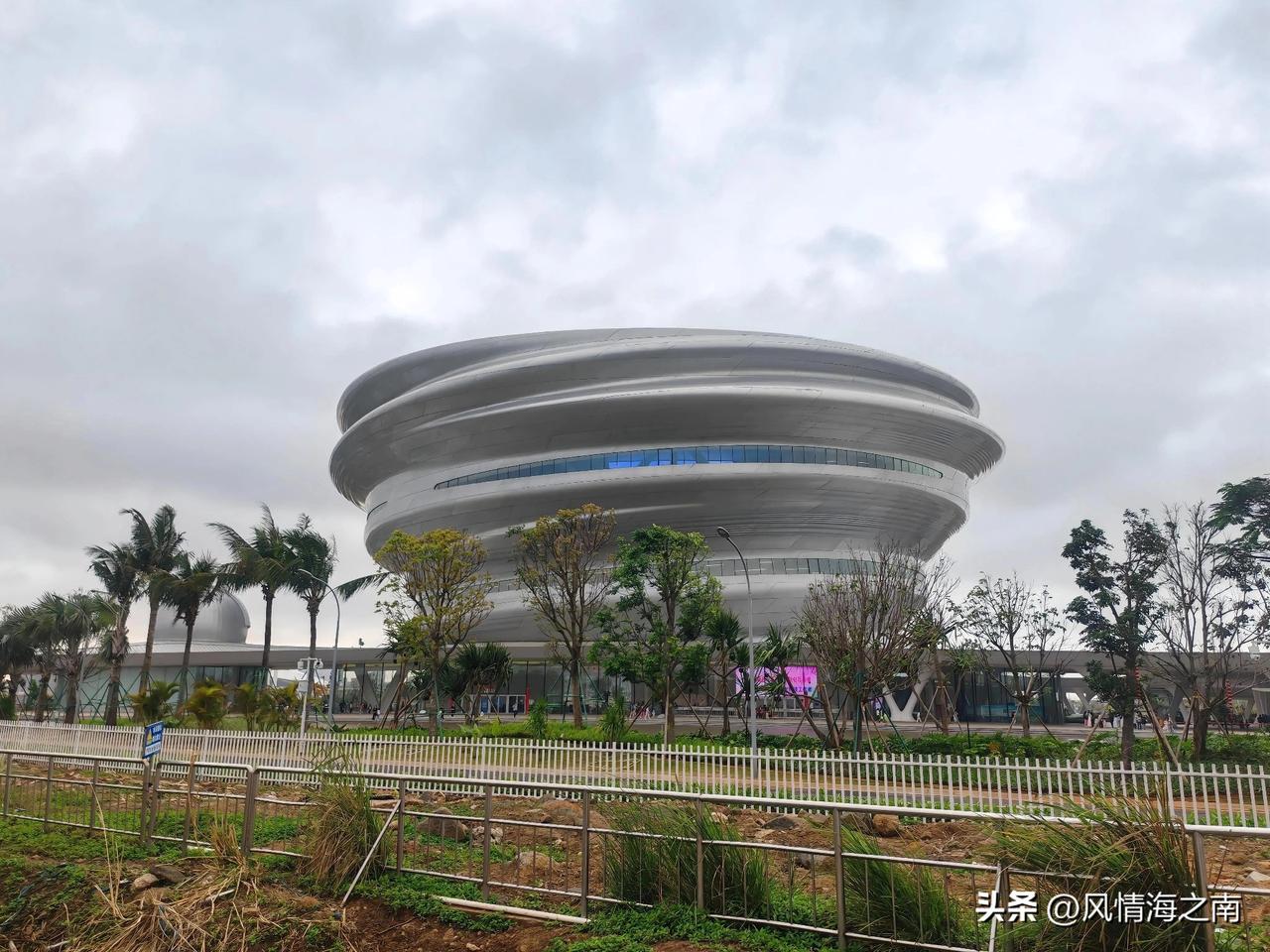 之前开车在海秀快速路，每每远远望去一个银白色的建筑物矗立在海边的旷野中很吸睛，总