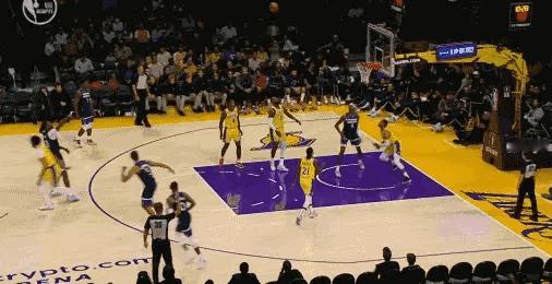 詹姆斯表示他打了20年NBA也是头一次看见这种情况 ​​​