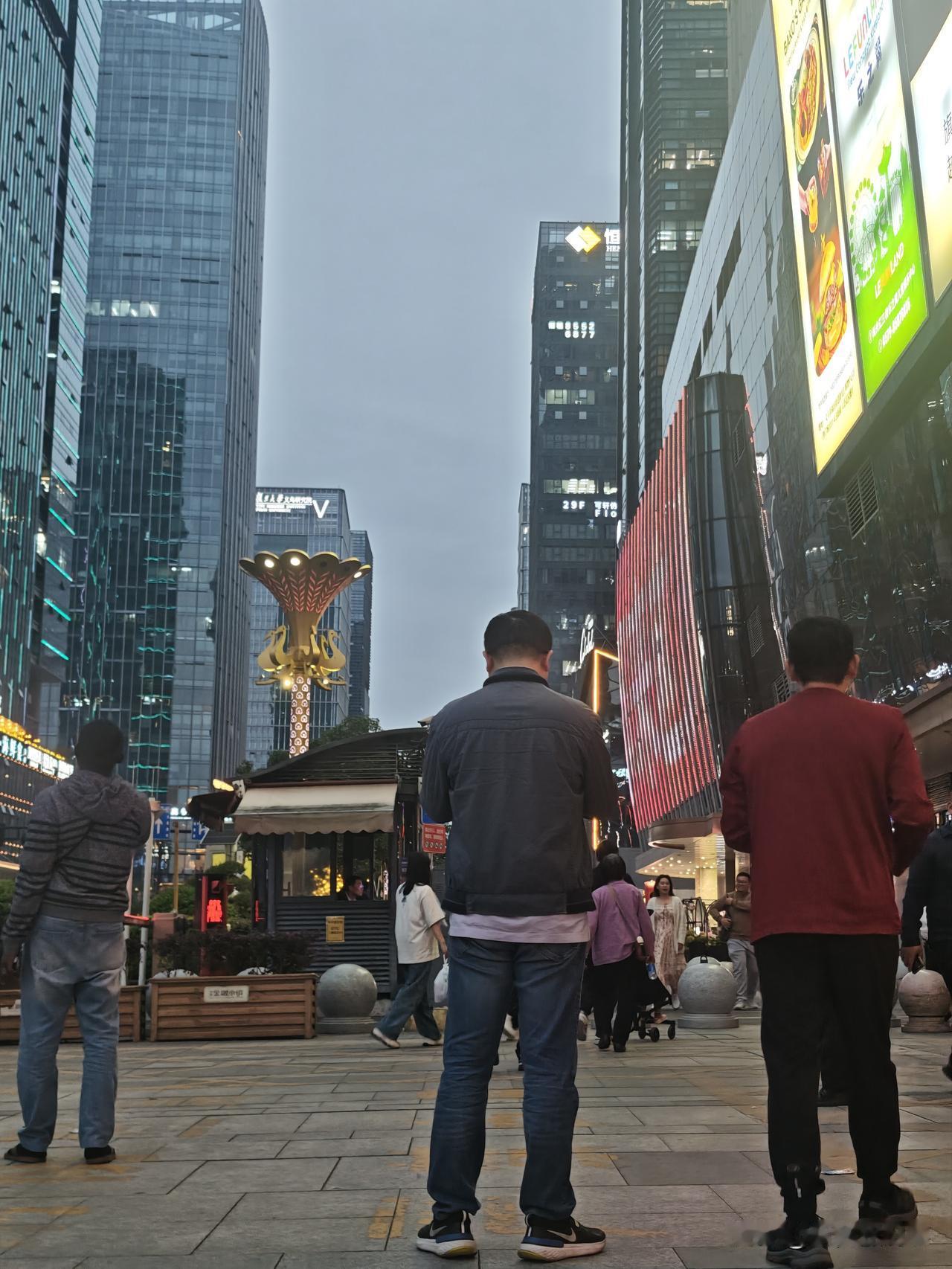 今天打卡中国义乌，不愧为最牛县城，摩天大楼鳞次栉比，街上豪车如流水，保时捷卡宴的