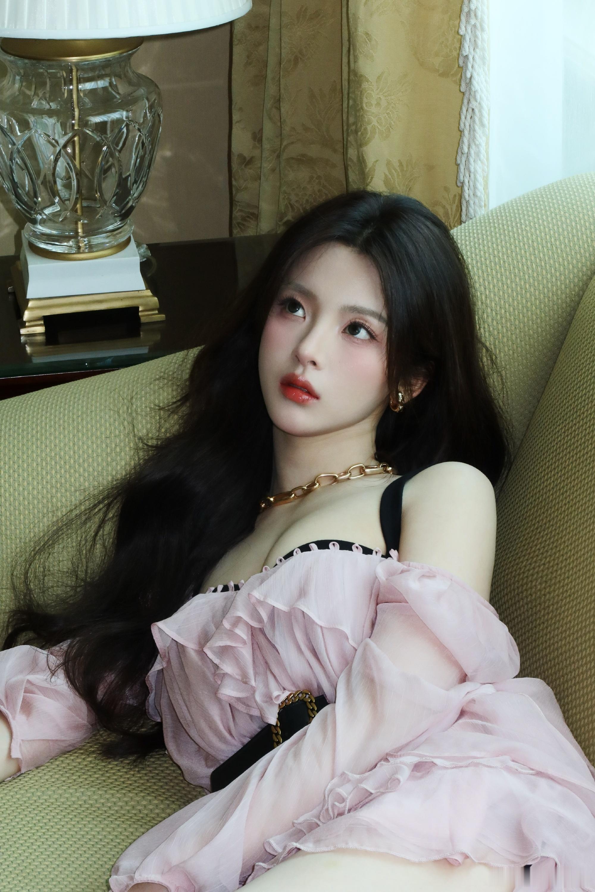 杨超越帕莎品牌活动一周年 古堡公主超越妹妹🏰 