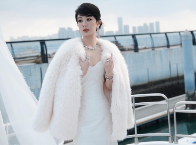 白色抹胸裙似白天鹅——杨紫。每日明星美图分享