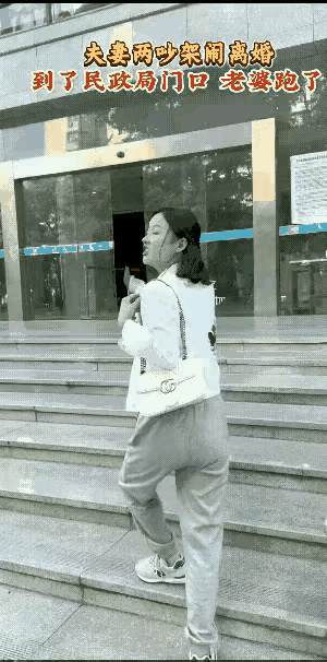 女子和老公大吵一架之后，一下子就气晕了头，硬扯着老公到民政局去离婚，两个人拿着结