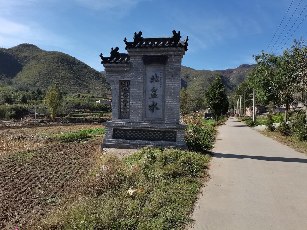 北盆水村
中国传统古村落
北盆水村进村口
有一座拱形老阁
金星阁
金星阁上面
其