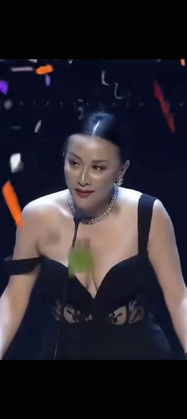 我敢打赌，十个有九个人看到这一幕会是这么想的，香港大美人刘嘉玲在演讲台上，穿着的