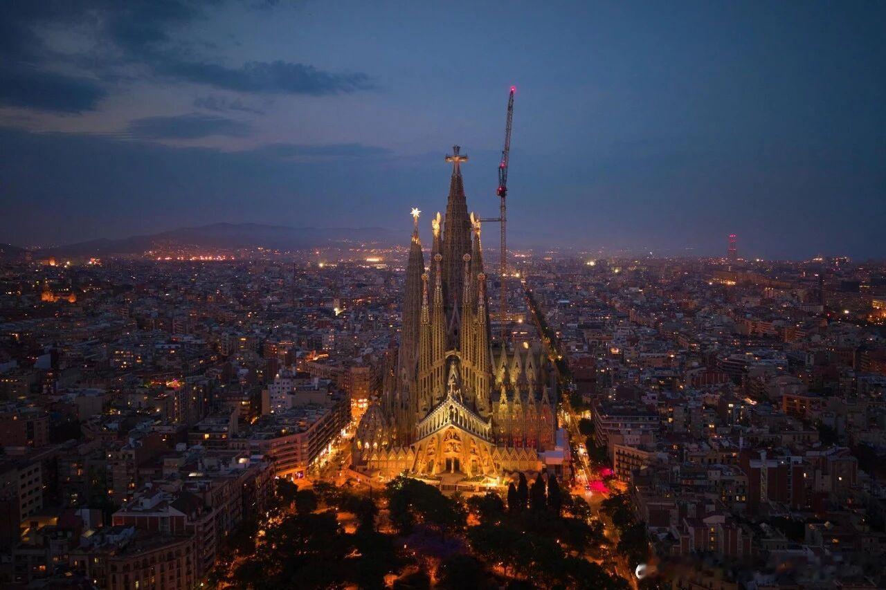 安东尼·高迪（Antoni Gaudí）不仅是西班牙建筑界的灵魂人物，更是一位极
