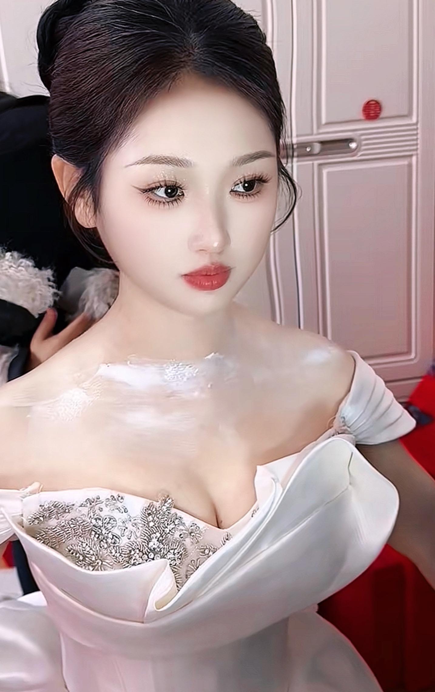 新婚快乐，新娘正在打扮中。