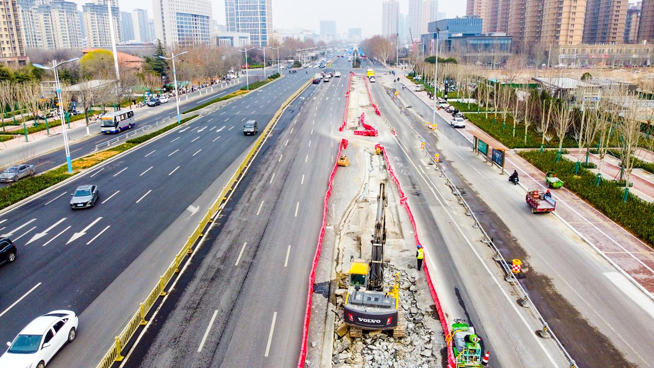 3月17日，位于经十路最西端的齐鲁大道东侧临近地铁站点区域，快车道提升改造全面开