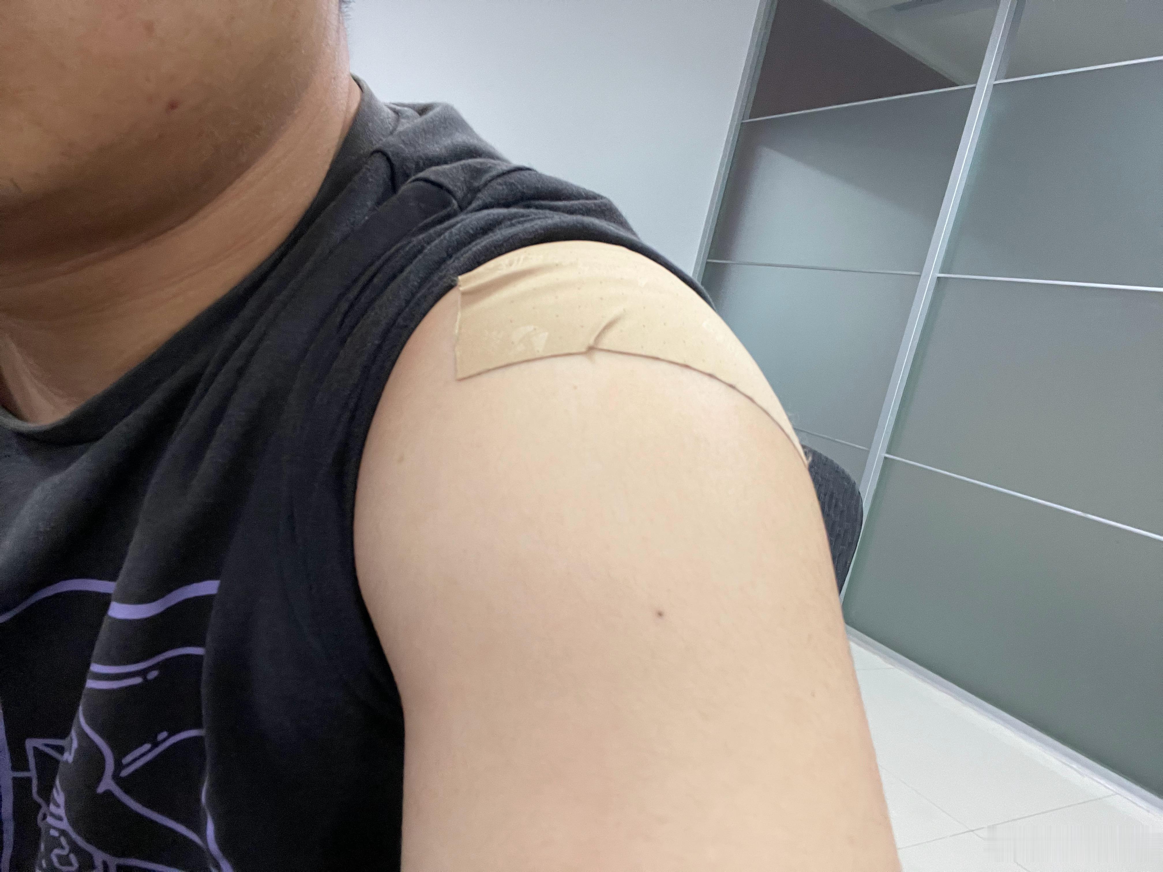 这膀子后遗症出来了，好久没贴过膏药 