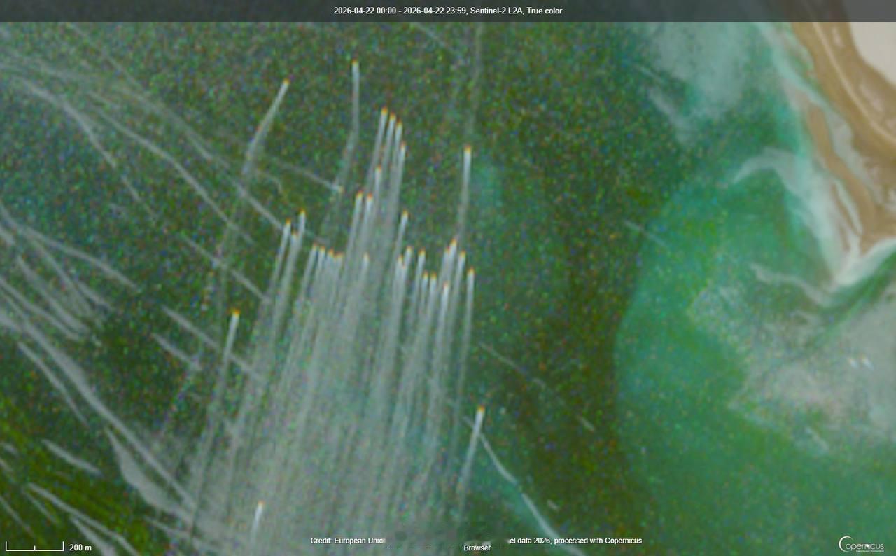 卫星图像显示，33艘伊斯兰革命卫队海军快攻艇在今天霍尔木兹海峡袭击3艘船只并扣押