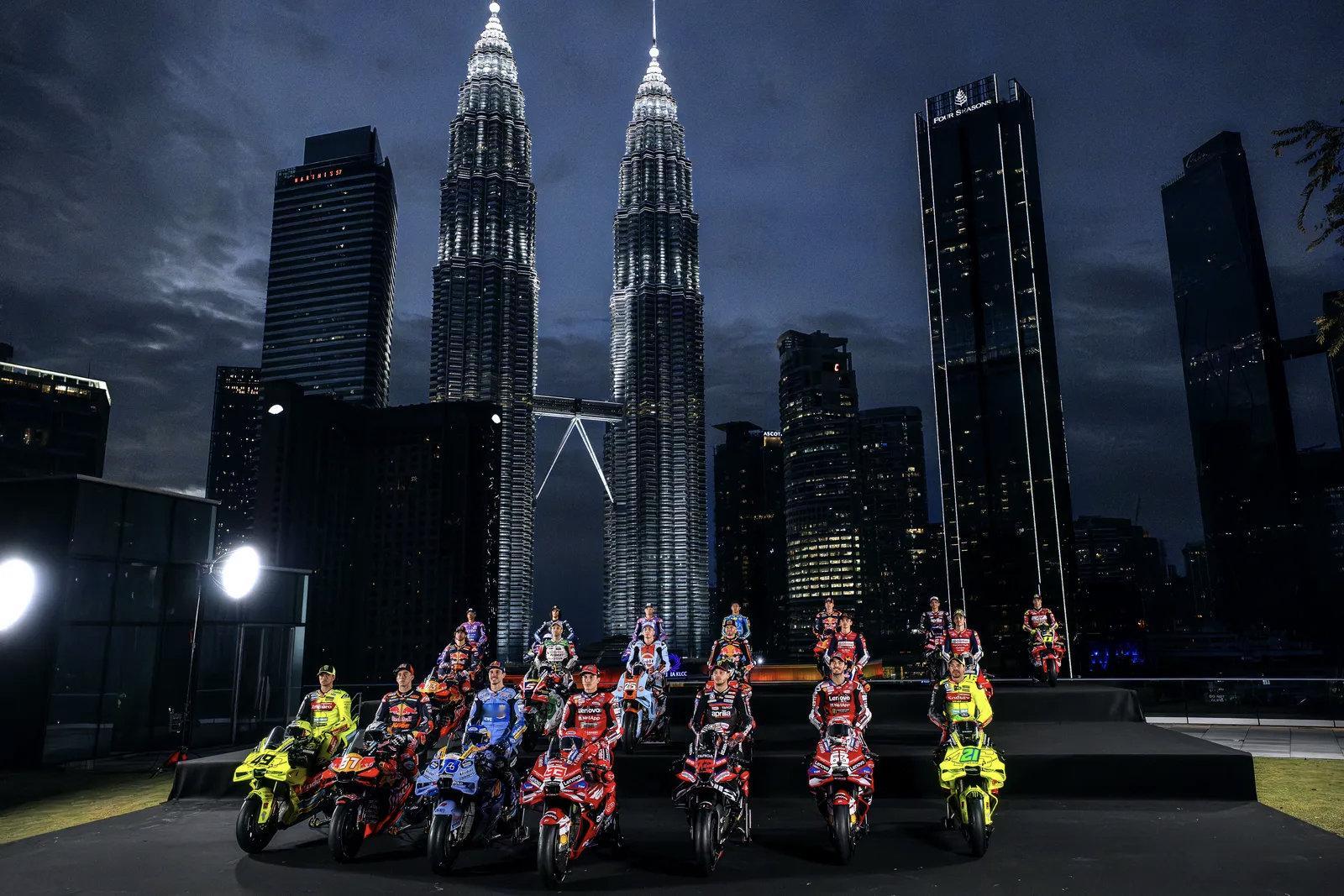车市热门 2026 MotoGP新赛季的首场夜景合照 